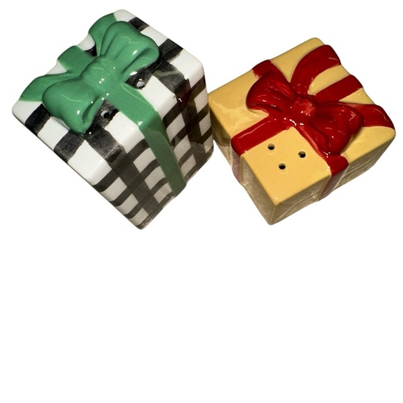 Hallmark 2023 Ceramic Christmas Packages w Bows Salt & Pepper Shakers NWOT - Picture 4 of 5